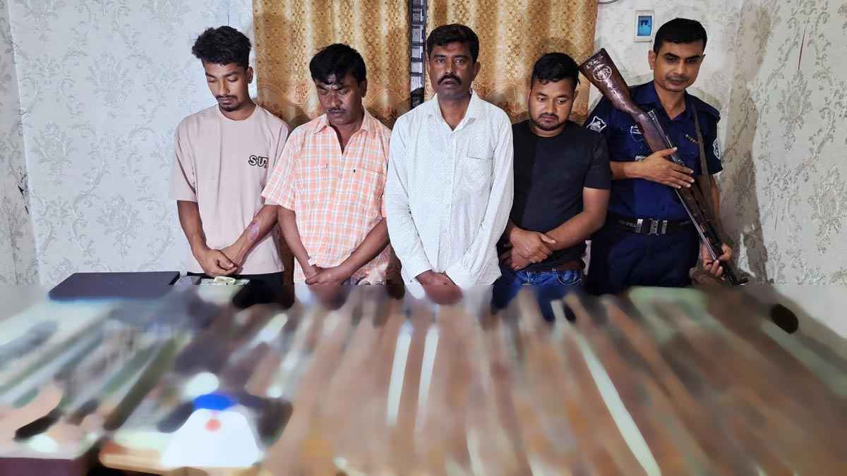 গাইবান্ধায় বিপুল পরিমাণ অস্ত্র উদ্ধার, গ্রেফতার ৪